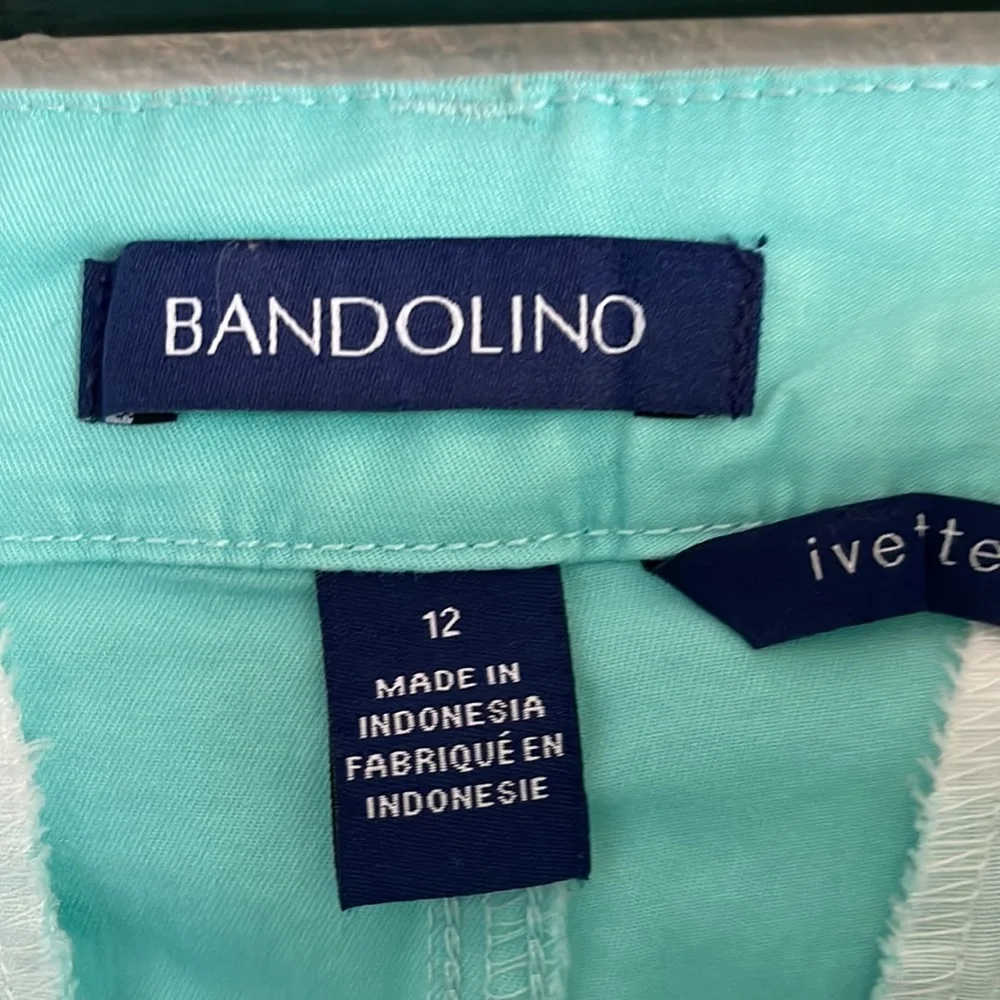 Bandolino Ladies below the knee shorts. Size 12. Aqua Green. 2 front pockets - Picture 4 of 6
